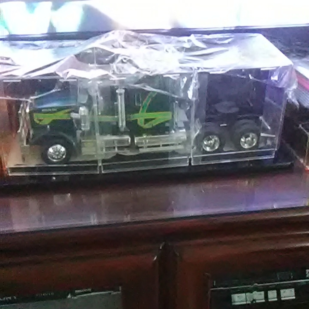 Truckmodel. Glossy green customparts